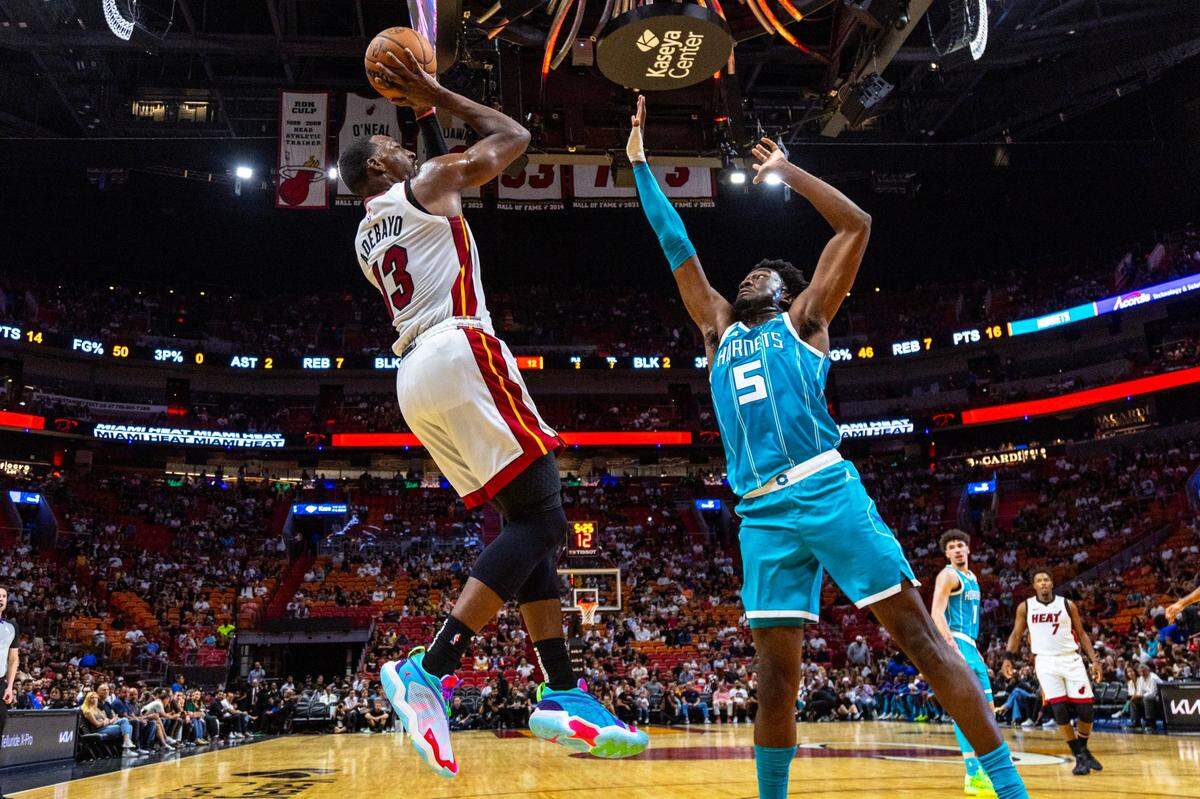 El centro del Heat Bam Adebayo tira al aro ante la marca de Mark Williams, de los Hornets de Charlotte, en el partido de pretemporada celebrado el 10 de octubre de 2023 en Miami.