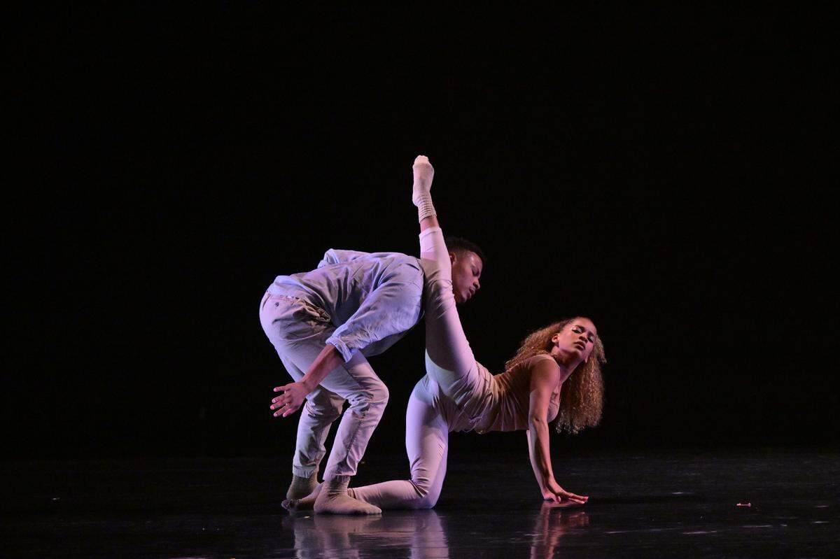 Wileydi Contreras y Jonas Padilla, de la Compañía de Danza Contemporánea de República Dominicana, en “1000 Pasos”.