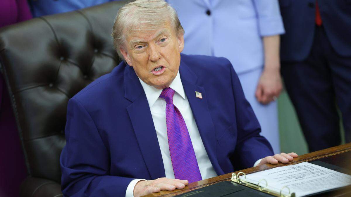 El presidente de Estados Unidos, Donald Trump, responde a una pregunta de un reportero durante un evento sobre atención médica materna en la Oficina Oval de la Casa Blanca el 11 de mayo de 2026 en Washington, DC.
