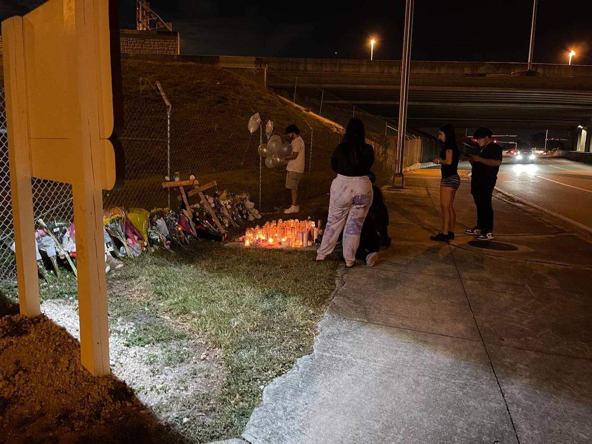 Amigos de Anthony Gago y Jazmin Keltz lloran su pérdida en una vigilia creada en el lugar del accidente que los mató.