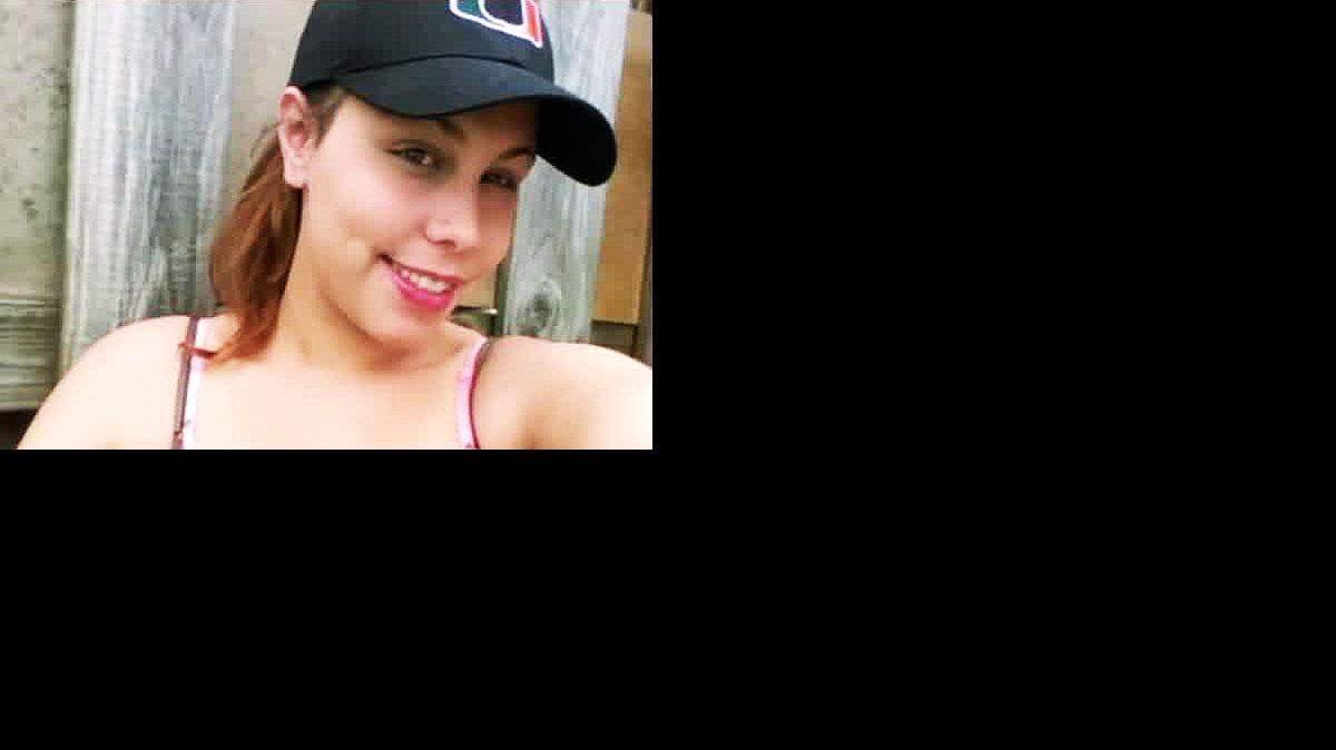 Alyssa Sánchez viajaba en el automóvil de su novio en las primeras horas del lunes cuando desde otro auto, alguien hizo varios disparos.