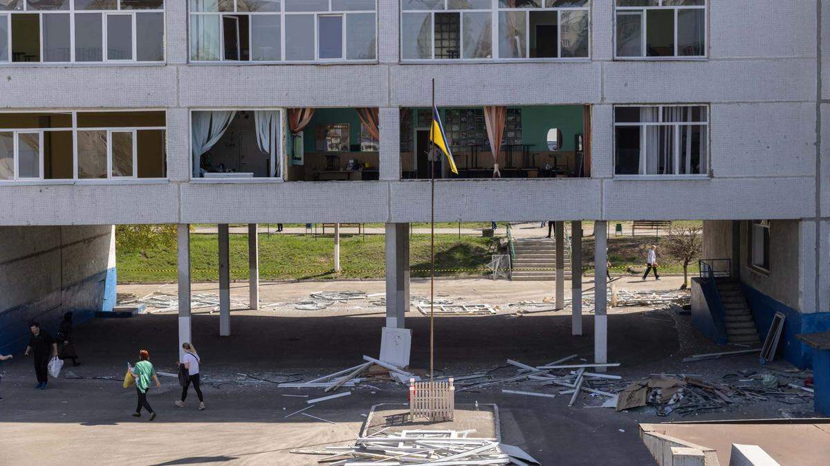 Vista de los destrozos causados por un ataque ruso con misiles en la ciudad de Kharkiv, Ucrania, el viernes, 18 de abril de 2025.