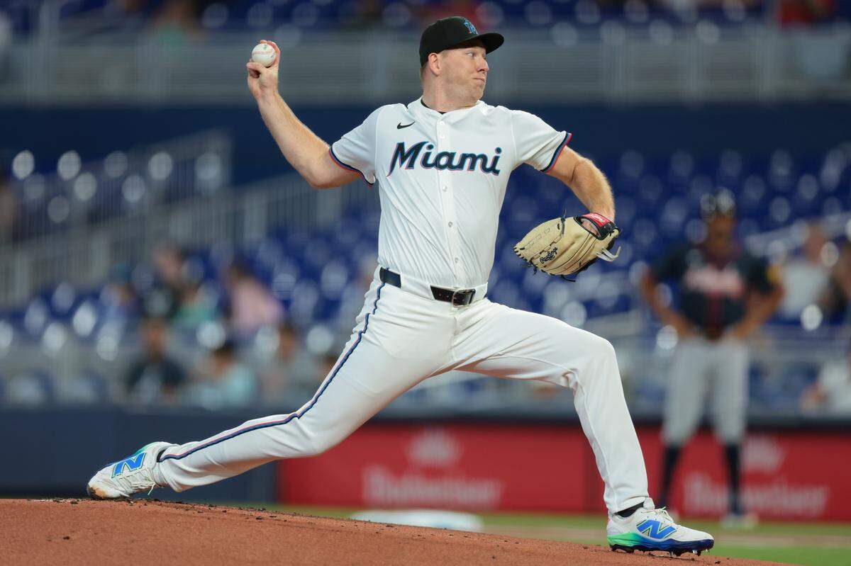 El abridor de los Marlins Ryan Gusto lanza en el primer inning del partido ante los Bravos de Atlanta, celebrado el 27 de agosto de 2025 en Miami.