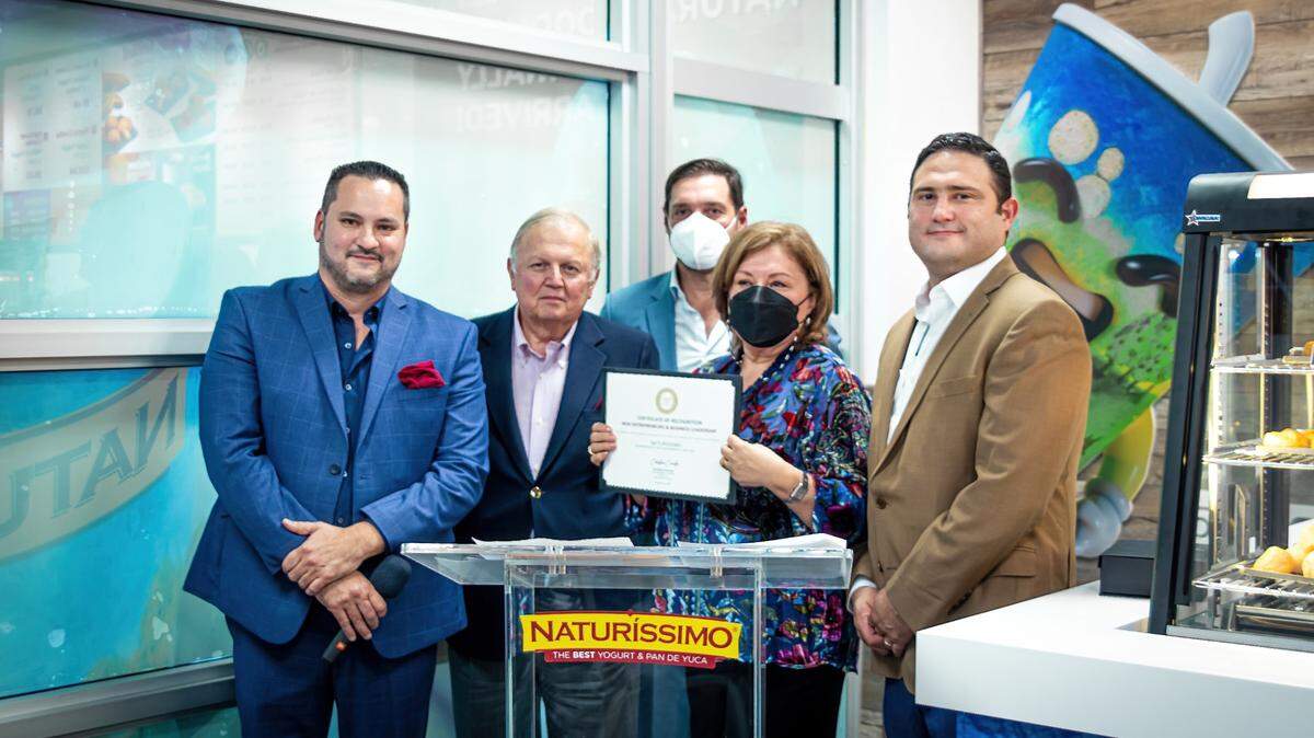 El concejal de Miami-Dade Christian Cevallos, el cónsul de Ecuador en Miami Mario Fiorentino, el vice presidente de Nutry Foods Group José Cesa, la presidenta de Nutry Foods Group Keyla Rivadeneira y Jaime Dalmau en la inauguración de Naturíssimo a finales de enero.