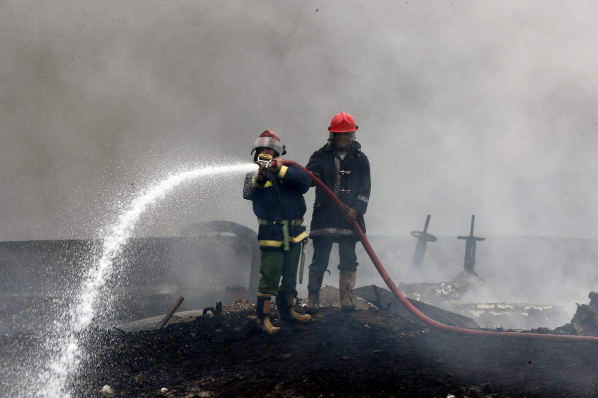 Foto de archivo. Bomberos trabajan para apagar un incendio en una instalación de almacenamiento de petróleo en Matanzas, Cuba, el martes 9 de agosto de 2022.