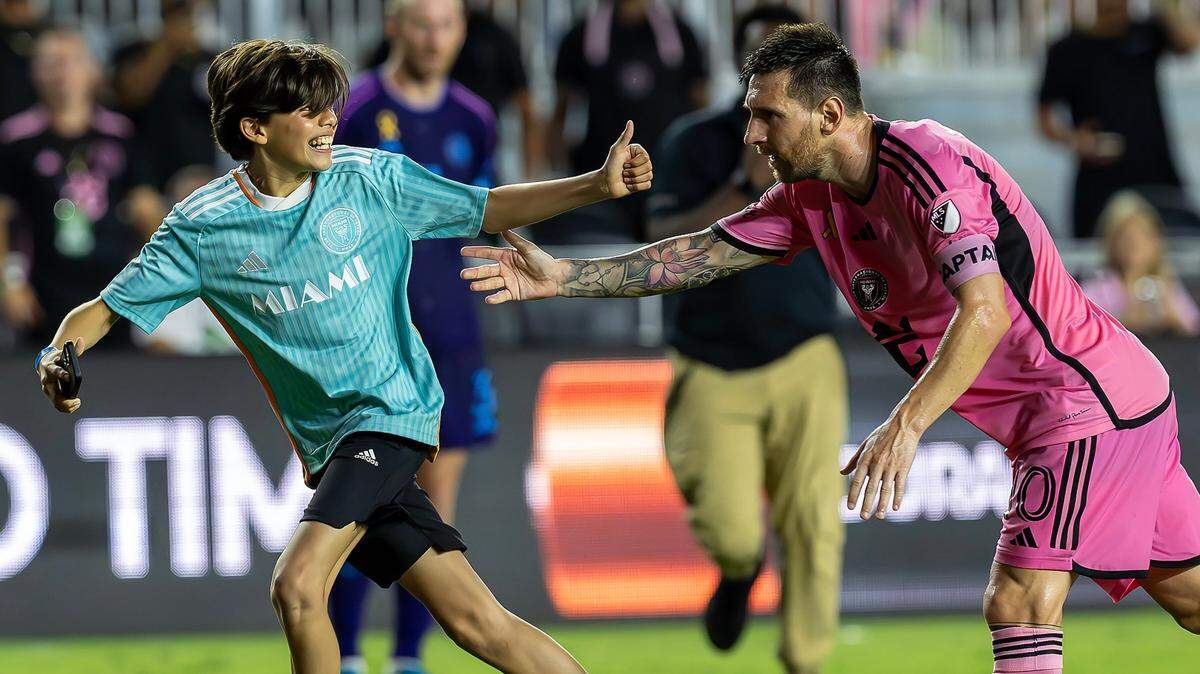 Lionel Messi, quien usualmente protege a los niños que saltan a la cancha, esta vez parecía molesto por las interferencias en el momento crucial del choque entre el Inter Miami y Charlotte, el 28 de septiembre de 2024 en Fort Lauderdale, Florida.