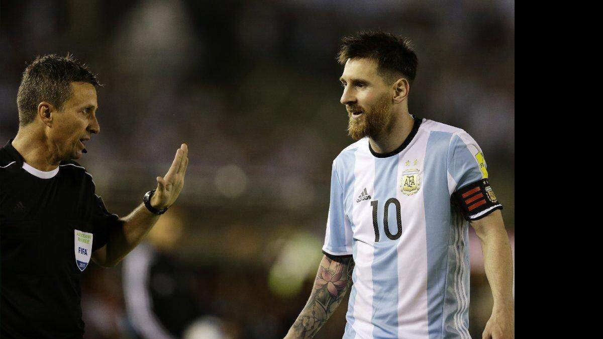 En esta foto tomada el jueves 23 de marzo de 2017, el argentino Lionel Messi conversa con el árbitro asistente Emerson Augusto de Carvalho, durante el partido de clasificación para la Copa Mundial contra Chile en Buenos Aires, Argentina. 