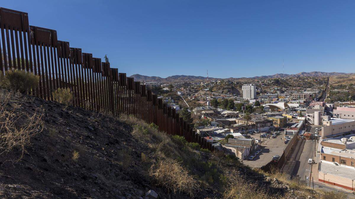 El muro fronterizo entre Nogales, México, izquierda, y Nogales, Ariz., 19 de enero de 2018. Desde protestas pacíficas hasta resoluciones que condenan la esgrima, las comunidades a lo largo de la frontera de los Estados Unidos y México participan en actos de resistencia.
