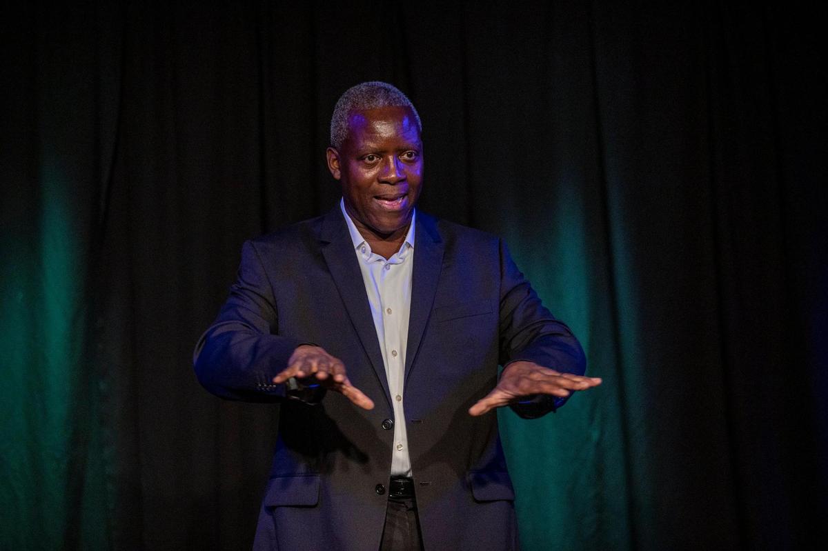 El sacerdote episcopal Orlando J. Addison, ganador del Premio Internacional del Libro Latino por su novela, ‘Ernesto Gamboa’, presentó en Miami ‘El actor y la sombra’, una protesta contra la discriminación de los actores negros en el teatro y la televisión en español.