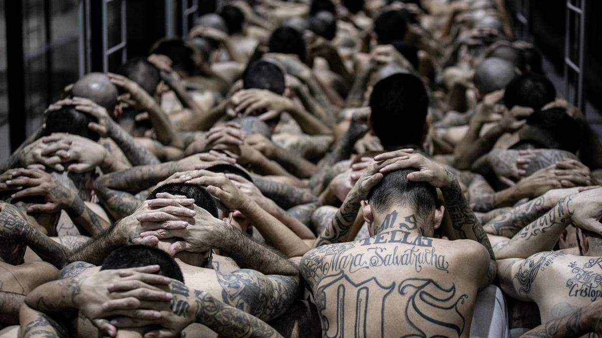 Detenidos en el megacentro penitenciario Centro de Internamiento de Terroristas (CECOT) el 15 de marzo de 2023, en Tecoluca, El Salvador.