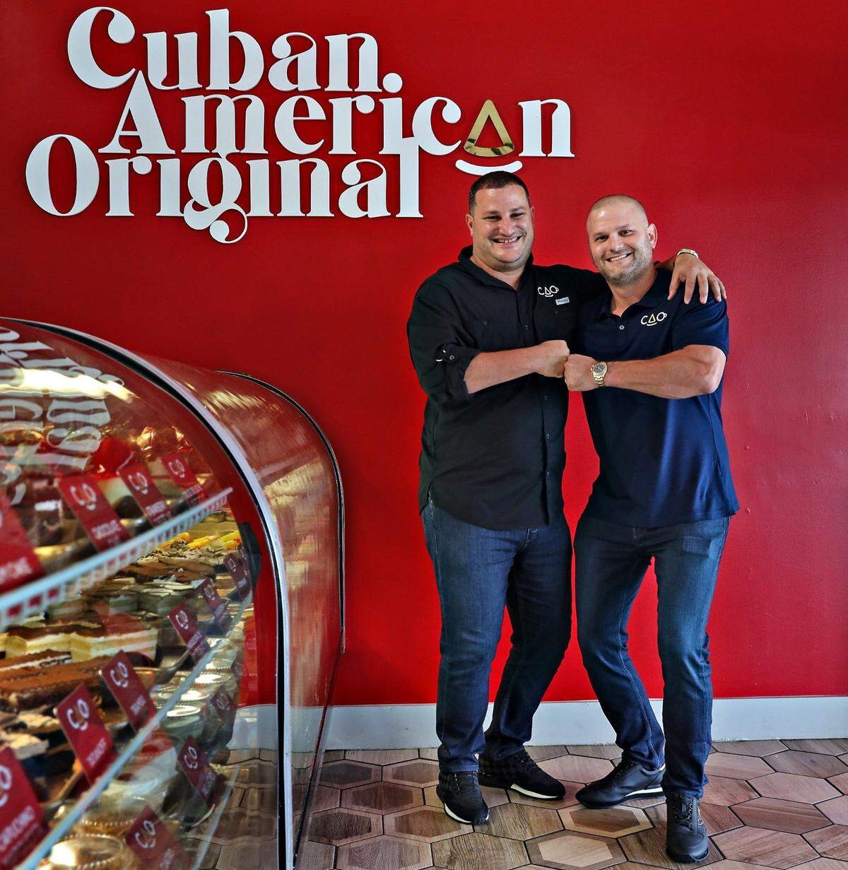 Tony Cao, dueño de Cao Bakery and Cafe, con su socio Carlos de Varona. La panadería con varias locaciones en el sur de la Florida ofrece descuentos durante el mes de mayo.