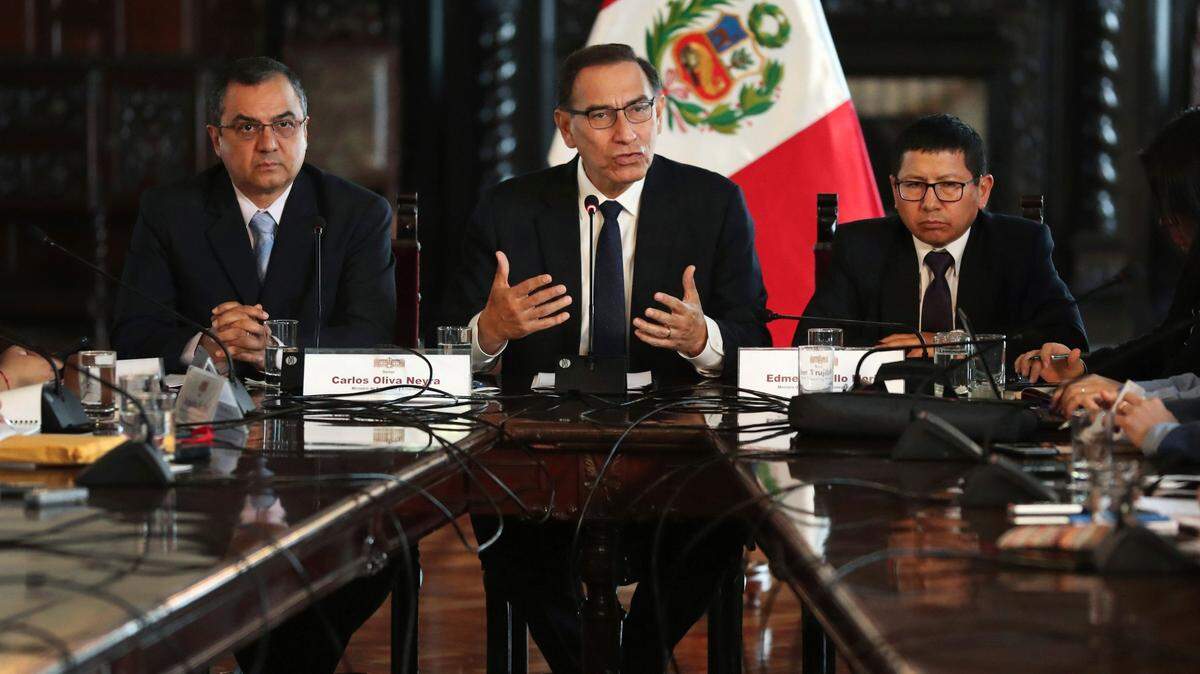 El presidente de Perú, Martín Vizcarra (centro) ofrece una conferencia de prensa el lunes, 29 de octubre de 2018, en Lima. Lo acompañan los ministros de Finanzas, Carlos Oliva (izq.) y Transporte, Edmer Trujillo.