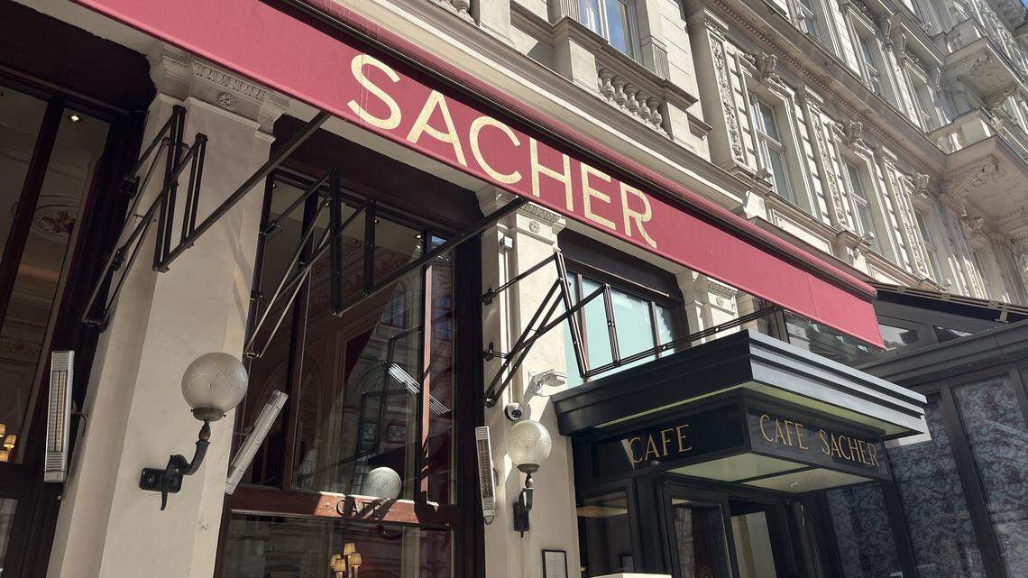 Hace casi dos siglos una casualidad llevó al joven cocinero Franz Sacher a crear la que ahora es la tarta de chocolate más famosa del mundo. Ahora, el hotel que fundó su hijo y lleva su nombre celebra 150 años como uno de los únicos de cinco estrellas que sigue siendo un negocio familiar. La leyenda dice que Franz Sacher inventó este pastel en 1832, cuando era un aprendiz de 16 años en la cocina del príncipe Klemens von Metternich, en aquel entonces el hombre más poderoso del Imperio Habsburgo, tras el emperador.