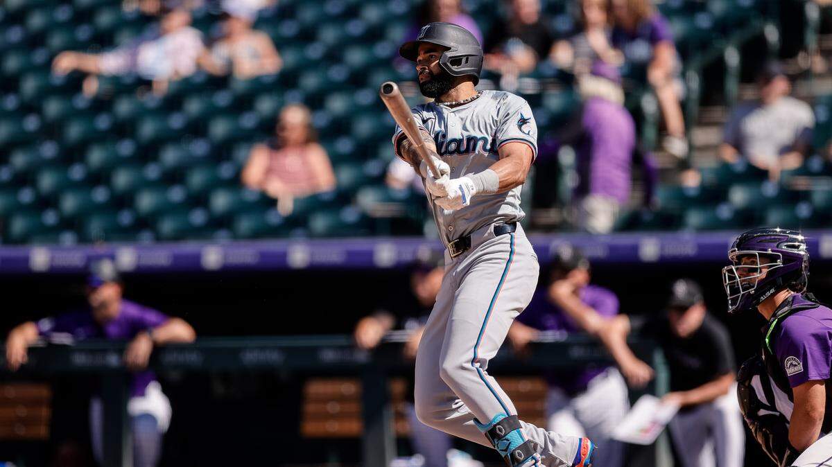 El jardinero de los Marlins de Miami Derek Hill pega un jonrón en el segundo inning del partido ante los Rockies, celebrado el 29 de agosto de 2024 en el Coors Field de Denver, Colorado.