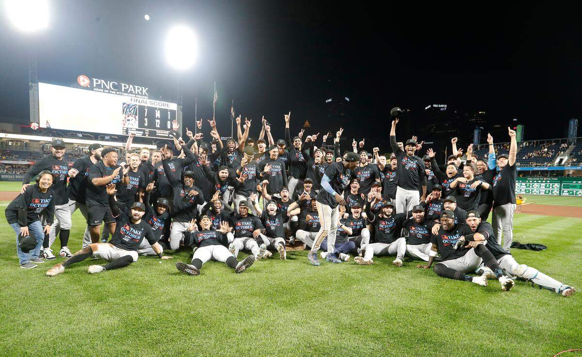 Los jugadores de los Marlins posan tras alcanzar el boleto a la postemporada, el 30 de septiembre de 2023 en Pittsburgh.