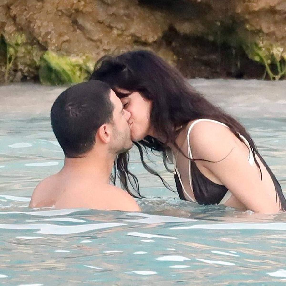 Los papparazzis fotografiaron a la nueva pareja muy acaramelados en una piscina natural rodeada de vegetación, besándose apasionadamente.