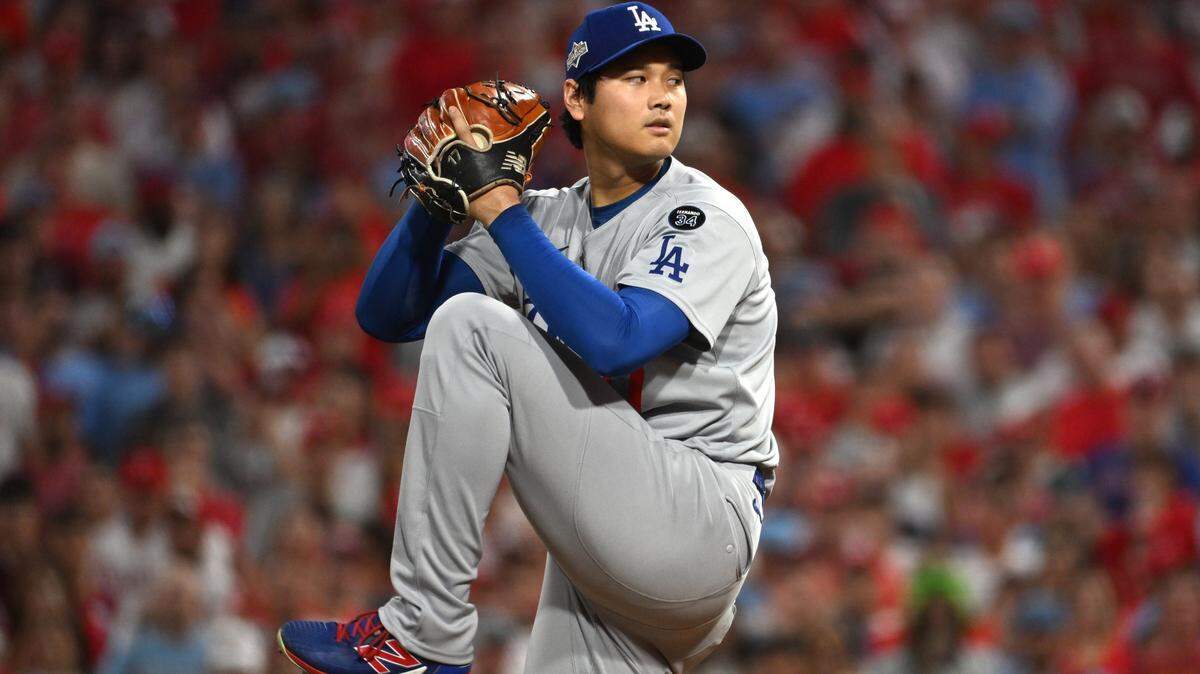 4 de octubre de 2025; Filadelfia, Pensilvania, Estados Unidos; El jugador bidireccional de Los Angeles Dodgers, Shohei Ohtani (17), lanza contra los Filis de Filadelfia en la primera entrada durante el primer juego de la ronda NLDS para los playoffs de la MLB de 2025 en Citizens Bank Park. Crédito obligatorio: Eric Hartline-Imagn Images