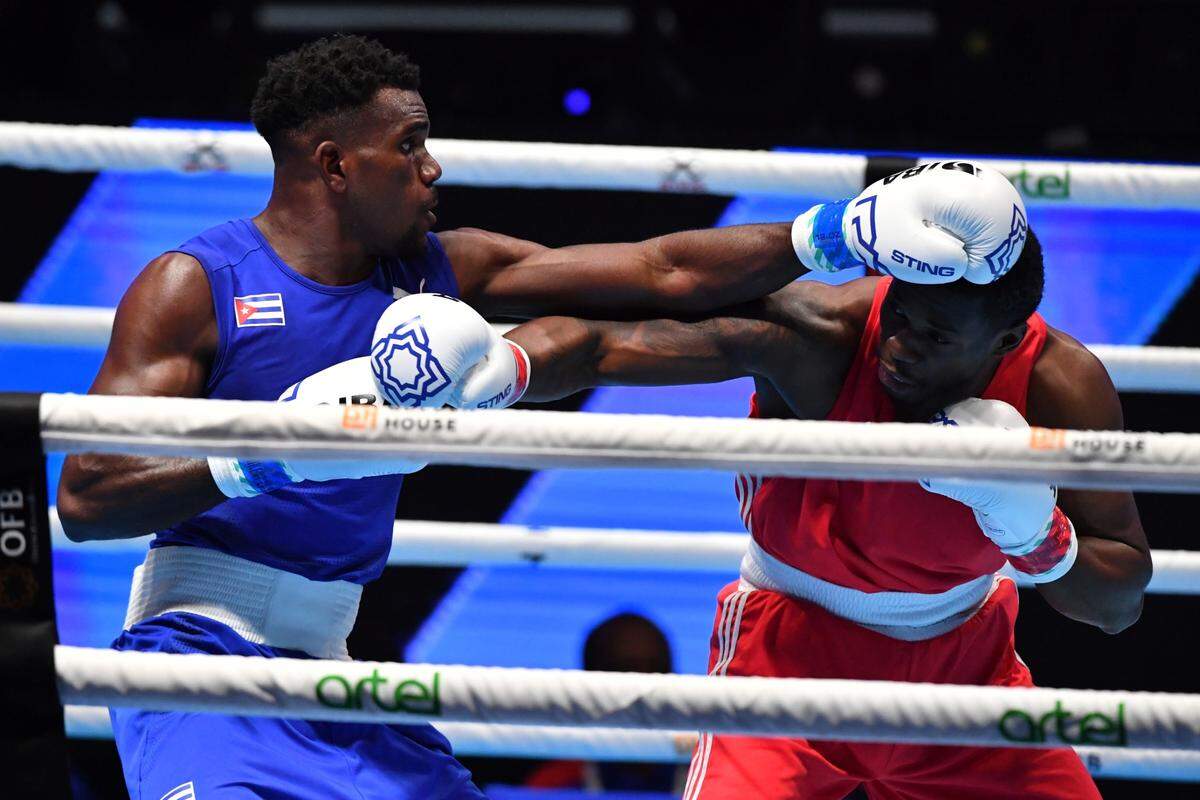 El boxeador cubano Yoenlis Hernández (izq.) derrotó 5-0 al brasileño Wanderley Pereira en la final de la categoría de los 75 kilogramos y se coronó campeón mundial, el 13 de mayo de 2023 en Taskent, Uzbekistán.