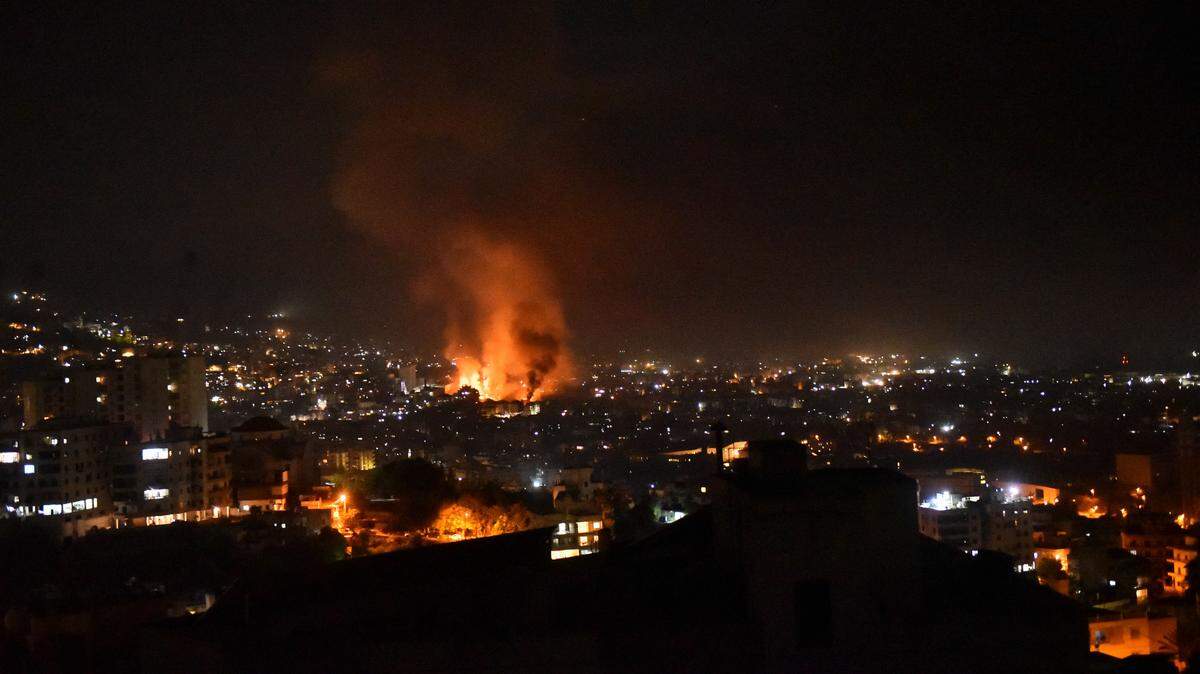 El ejército israelí lleva a cabo un ataque aéreo en la zona de Dahieh, situada al sur de Beirut (Líbano), lo que provoca columnas de humo que se elevan desde el lugar en Beirut (Líbano), el 28 de septiembre de 2024. 
