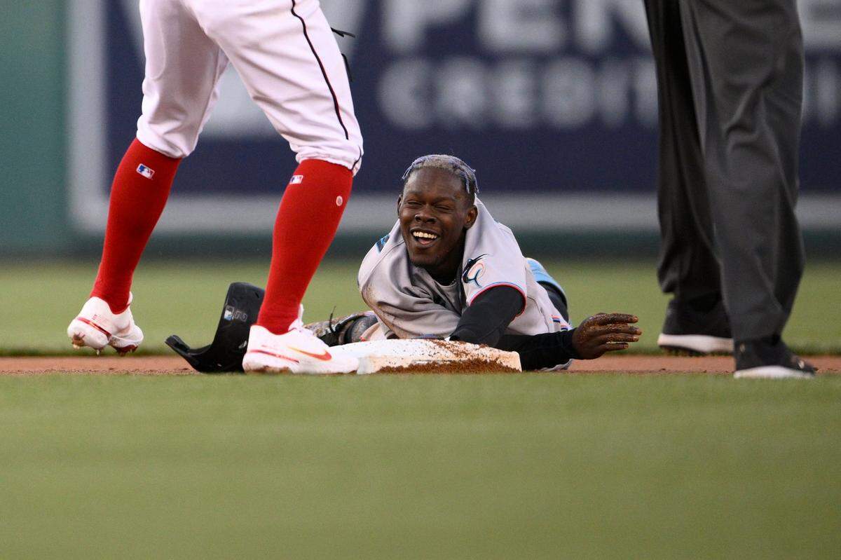 El segunda base de los Marlins Jazz Chisholm Jr. reacciona tras ser cogido robando en el primer inning del partido ante los Nacionales, celebrado el 27 de abril de 2022 en Washington.
