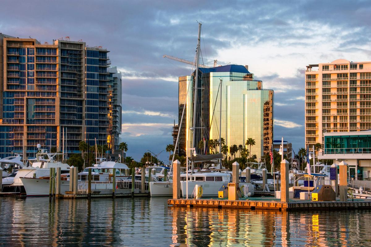 Sarasota ocupa el segundo lugar entre las mejores ciudades para retirarse en Estados Unidos. Cerca de hermosas playas, su centro cuenta con edificios modernos, restaurantes y variadas ofertas culturales.