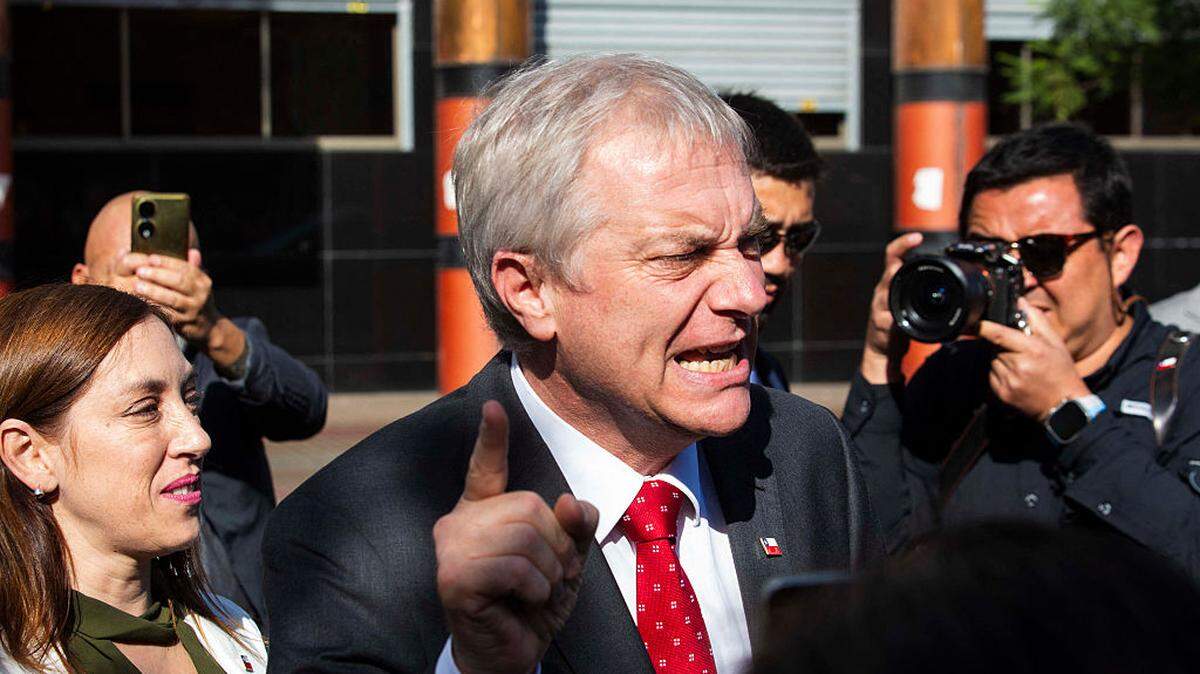 El presidente de Chile, José Antonio Kast, hace un gesto al saludar a sus partidarios a su llegada a Antofagasta, Chile —donde se iba a reunir con autoridades locales para abordar temas mineros—, el 17 de marzo de 2026.
