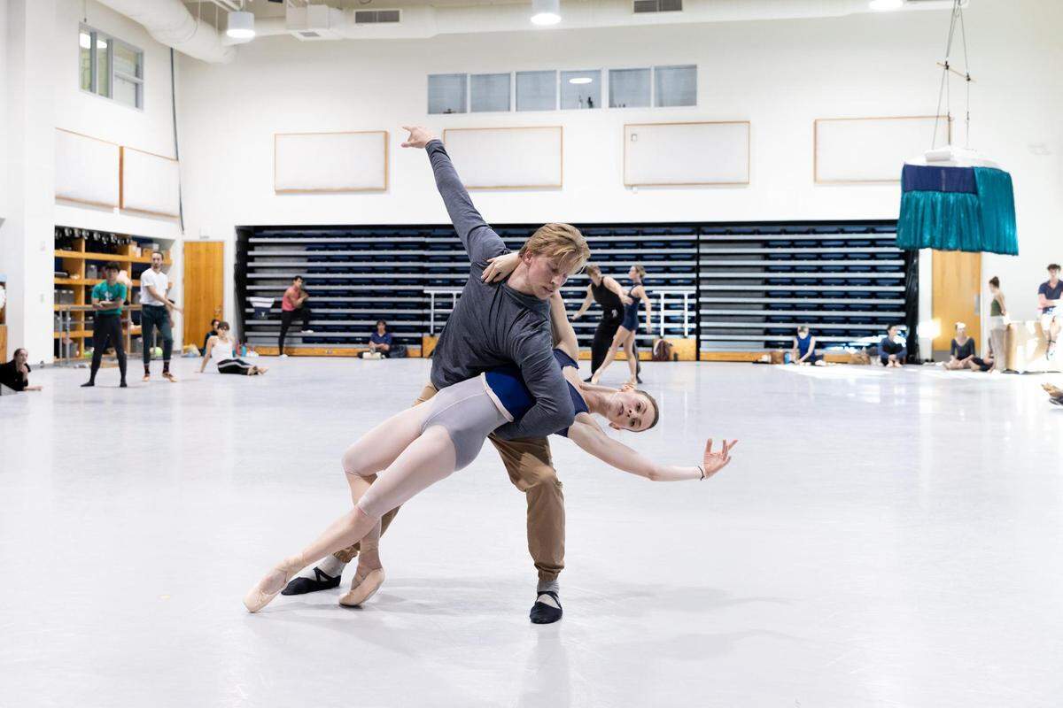 Chase Swatosh y Samantha Hope Galler ensayando “Pictures at an Exhibition”, coreografía de Alexei Ratmanksy.