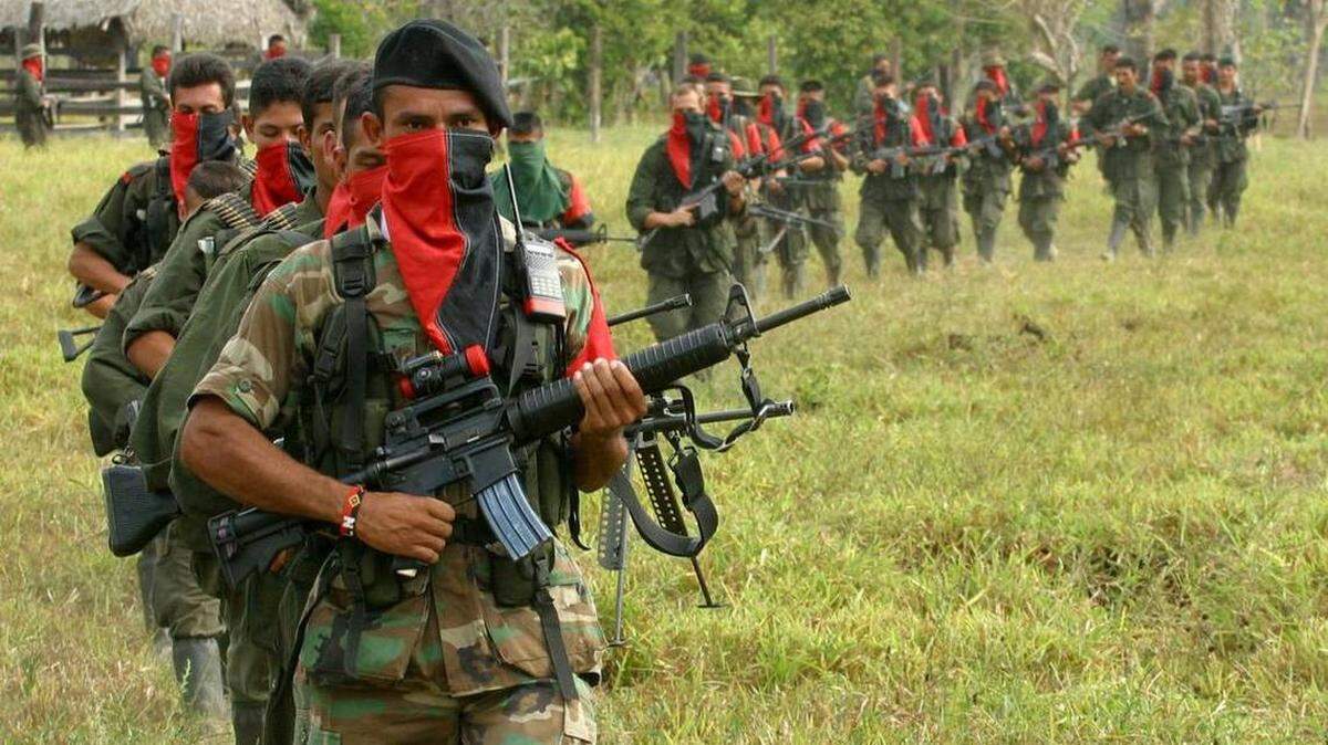 Rebeldes del Ejército de Liberación Nacional, marchan en Aruaca, en el noreste de Colombia.