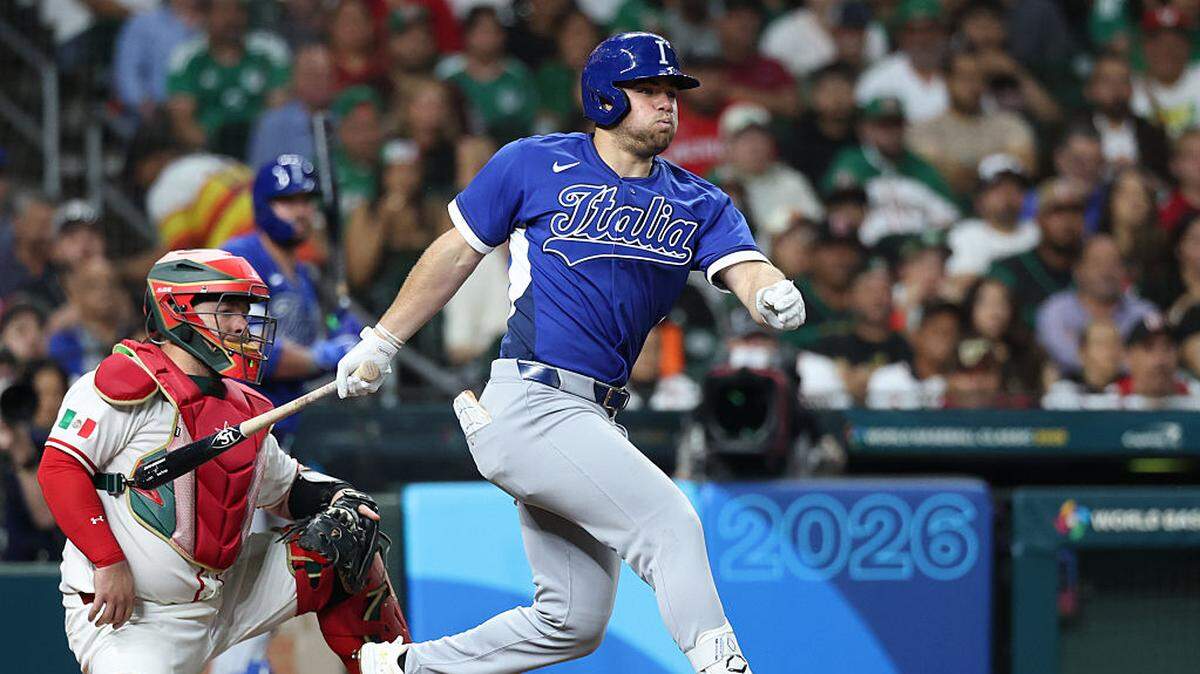 El jardinero de Italia Jakob Marsee batea un hit ante México, en el partido del Clásico Mundial de Béisbol celebrado el 11 de marzo de 2026 en Houston.
