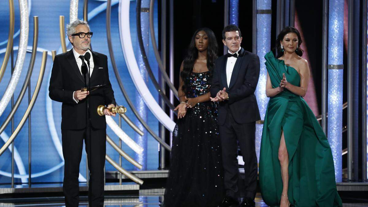 El director mexicano Alfonso Cuarón habla tras recibir el Globo de Oro en la categoría de mejor película en lengua no inglesa otorgada a Roma, el 6 de enero de 2019 en Los Angeles.