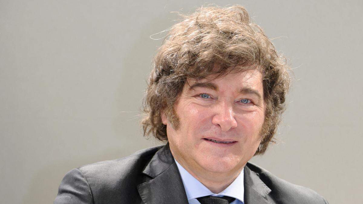 El presidente de Argentina, Javier Milei, saluda a su homólogo francés Emmanuel Macron antes de una reunión bilateral durante la Tercera Conferencia de los Océanos de la ONU (UNOC3), celebrada en Niza, Francia, el 9 de junio de 2025.