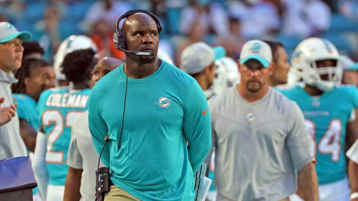 El entrenador de los Dolphins Brian Flores mira el partido ante los Falcons de Atlanta en el Hard Rock Stadium en Miami Gardens, el 21 de agosto de 2021.