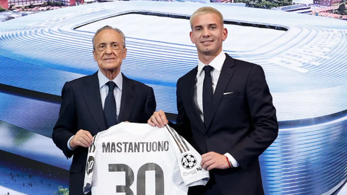 El delantero argentino Franco Mastantuono en su presentación el jueves como nuevo jugador del Real Madrid. A su lado el presidente del equipo Florentino Pérez.