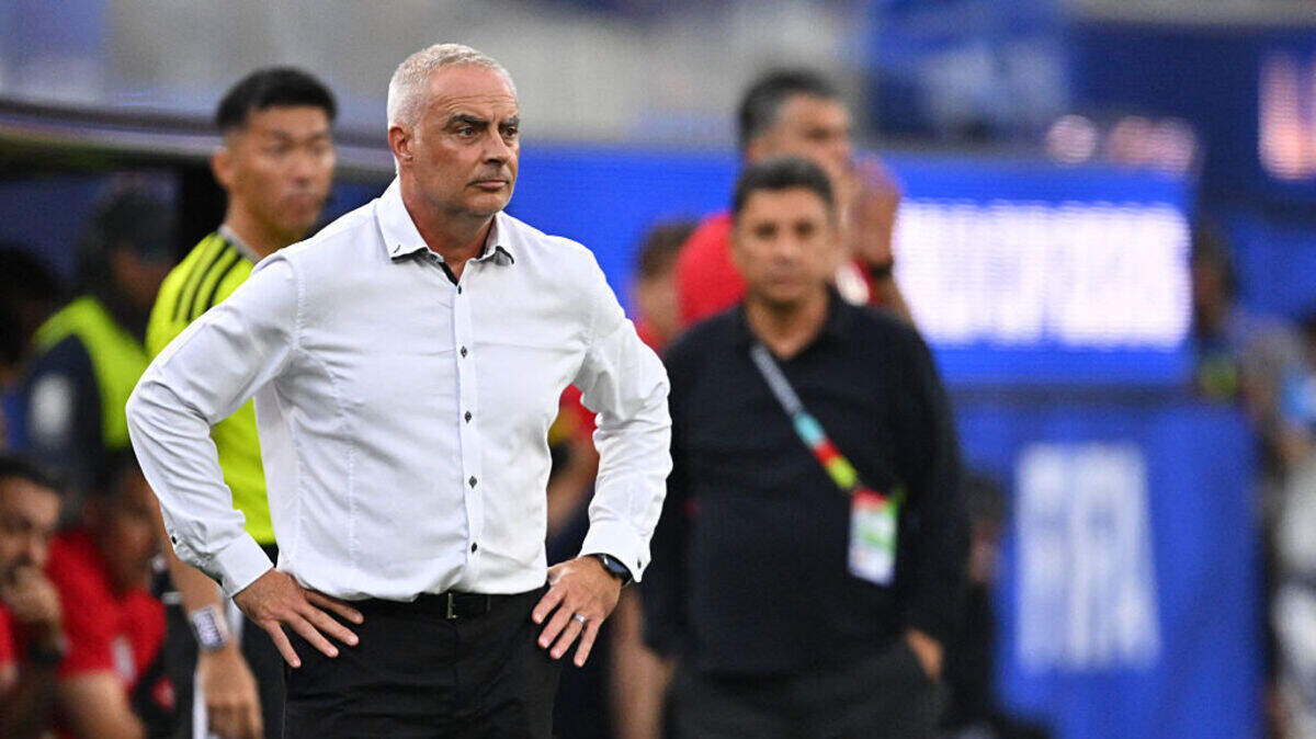 El seleccionador de Nueva Zelanda, Darren Bazeley, se convirtió en el encuentro ante Irán el lunes en el único entrenador que ha dirigido una selección nacional en todas las competiciones de la FIFA.