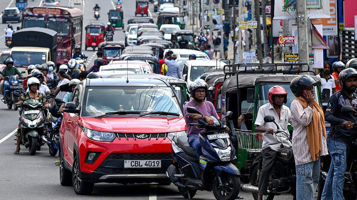 Decenas de motoristas hacen fila en una gasolinera de Wellampitiya, en las afueras de Colombo, Sri Lanka, el domingo 15 de marzo de 2026. El ataque de EEUU e Israel a Irán ha hecho que los precios de la gasolina suban y ha aumentado la incertidumbre en los mercados internacionales.