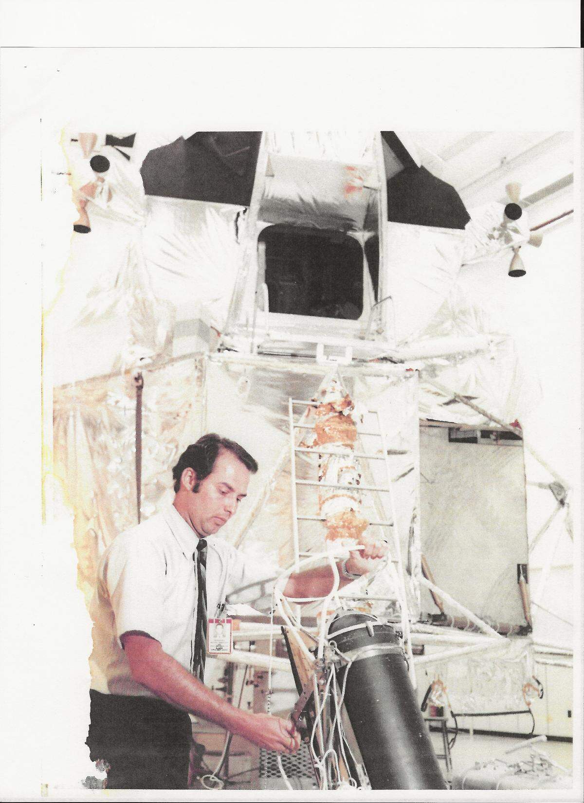 El ingeniero cubano Miguel Hernández trabajó para la NASA desde 1967 y participó en el proyecto Apollo entrenando a los astronautas y también desde el Centro de Control en Houston.