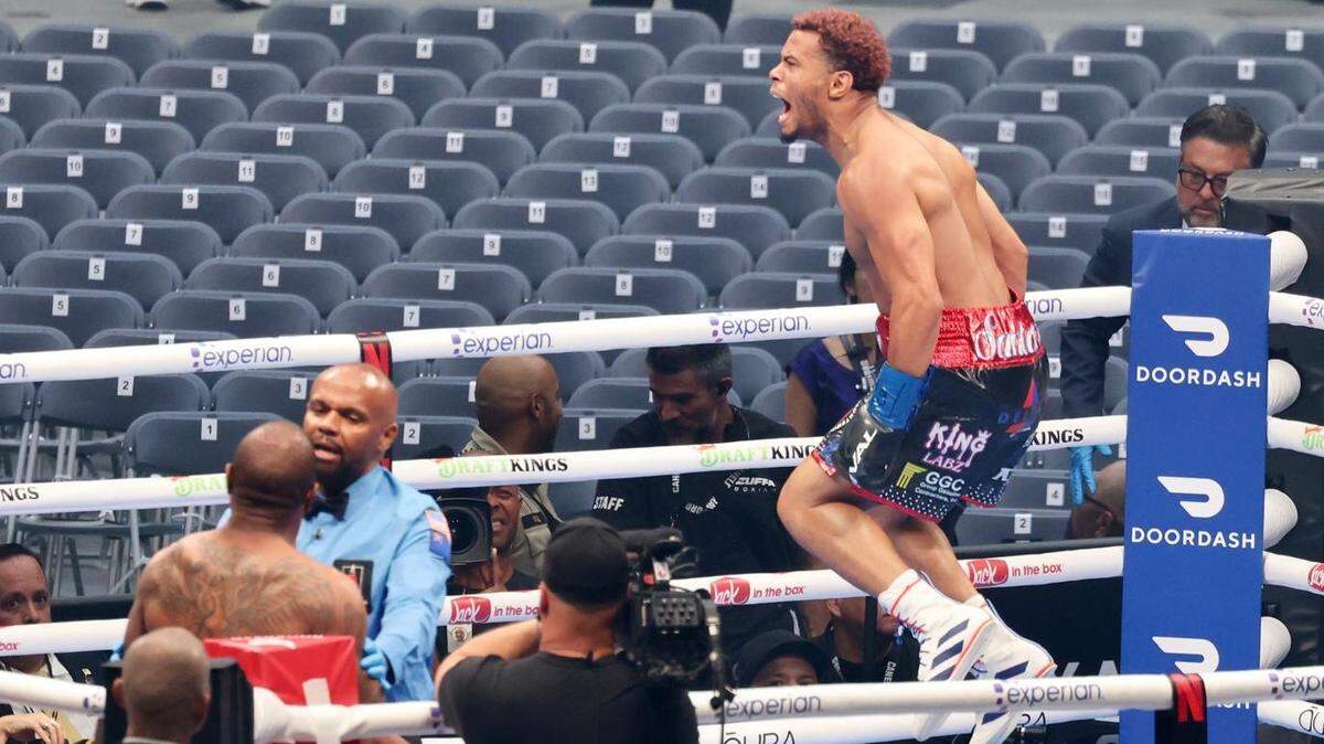 El cubano Raiko Santana (der.) noqueó a Steven Nelson en el primer asalto en una pelea de la cartelera entre Saúl “Canelo’’  Álvarez vs. Terence Crawford y convierte años de lucha en gloria.