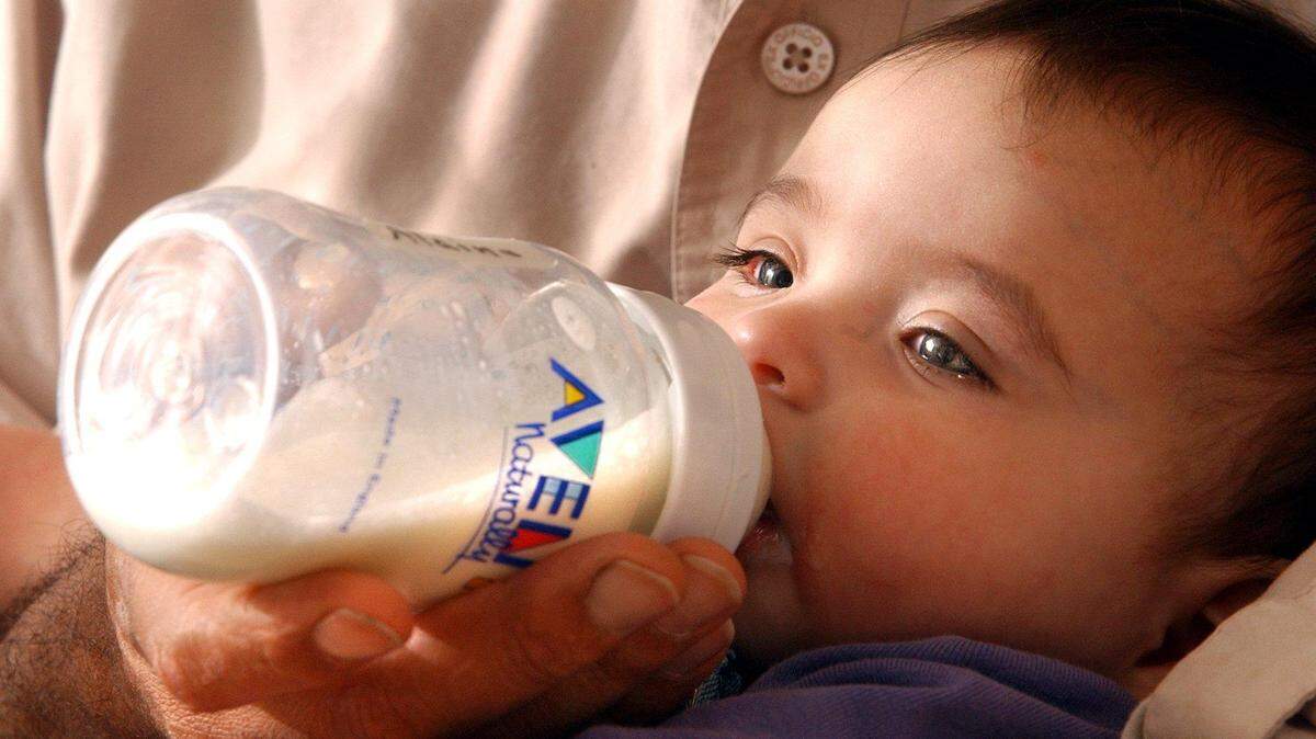 Varios padres han reportado que sus bebés han consumido biberones de fórmula infantil con contenido adulterado . Presuntamente son casos de personas que compran fórmula, la sustituyen con harina y luego la devuelven buscando un reembolso - foto de archivo