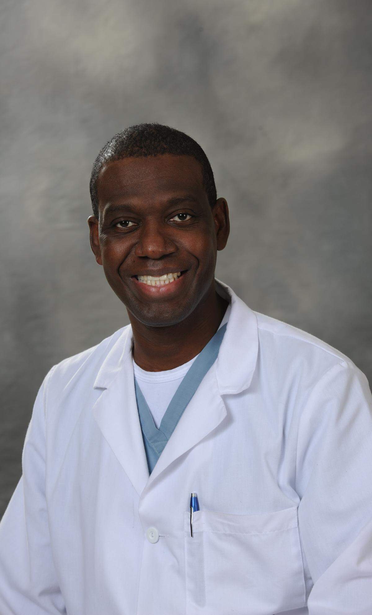 Dr. Arnoux Blanchard, director del programa de investigación cardiovascular de Broward Health.