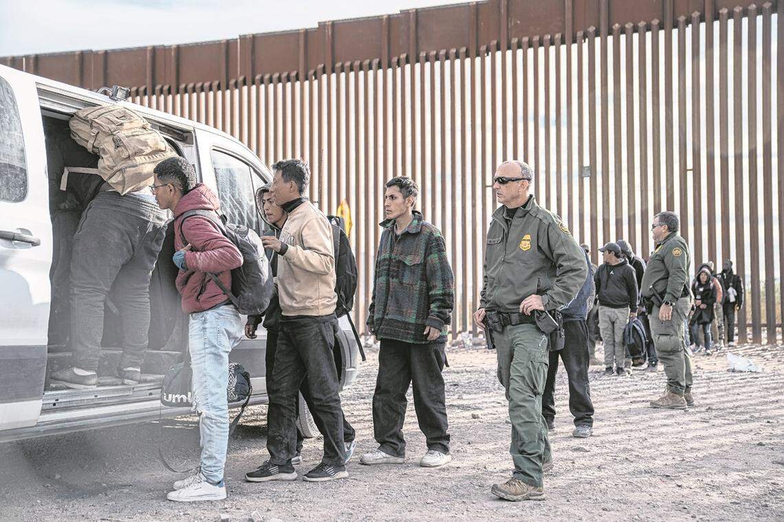 Los migrantes y solicitantes de asilo son guiados a camionetas para ser transportados para su procesamiento por agentes de la Patrulla Fronteriza de EEUU. A cinco días del fin del gobierno del presidente Joe Biden, inmigrantes guatemaltecos, hondureños, nicaragüenses y haitianos en EEUU no pierden la esperanza de que el demócrata les designe o extienda el TPS.