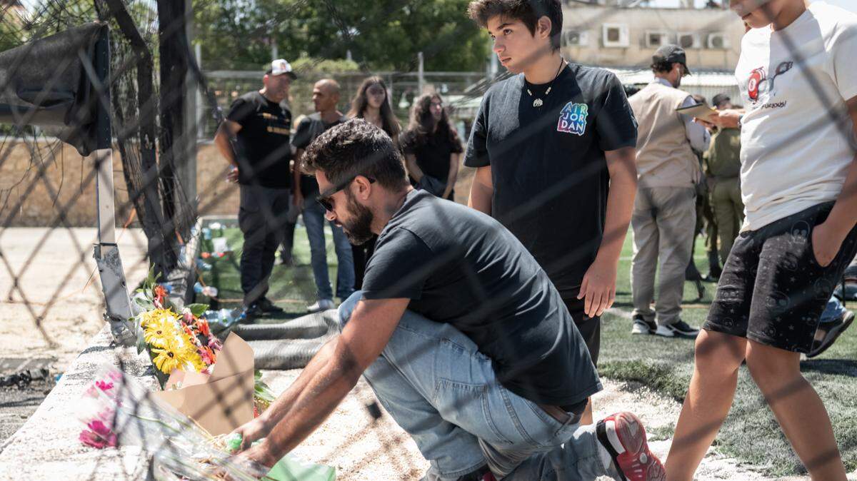 Miembros de la comunidad rinden tributo a las víctimas de un ataque con misiles en la ciudad de Majdal Shams, en los Altos de Golan, al norte de Israel, en donde murieron 12 niños.