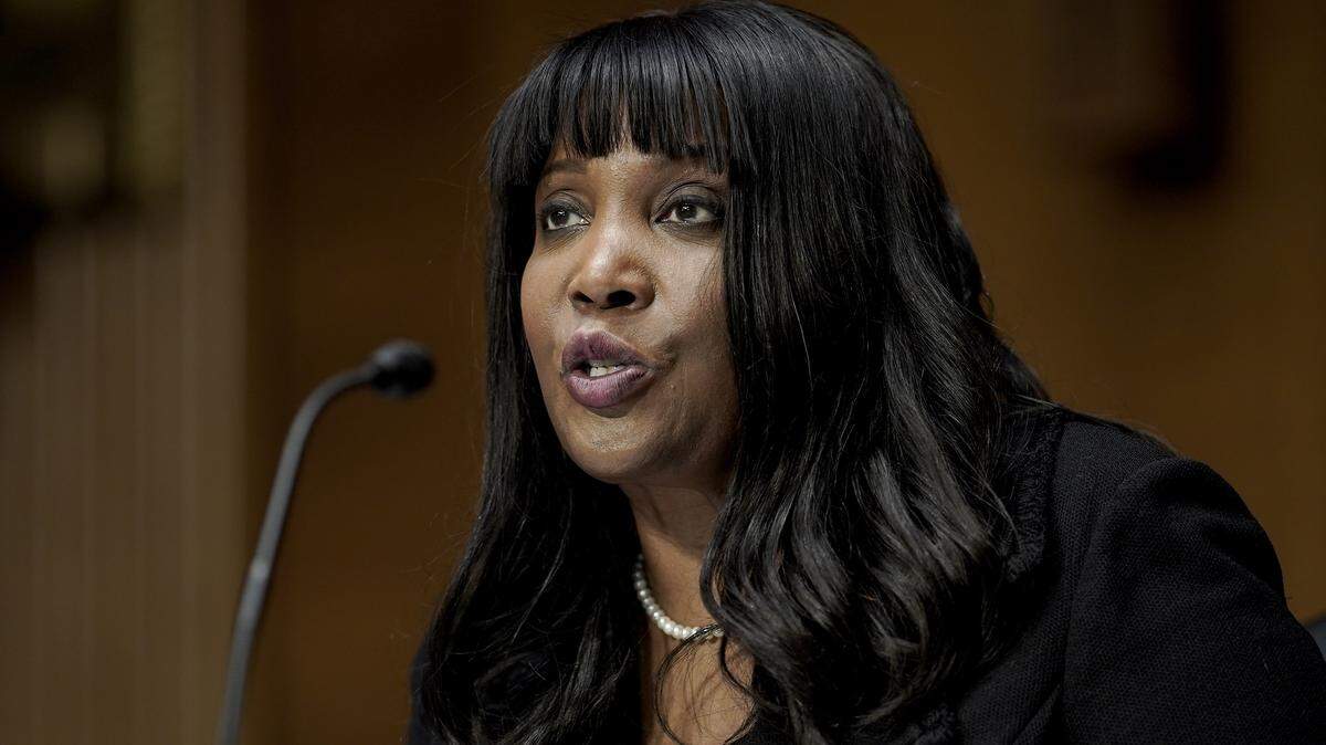 La Dra. Lisa Cook, de Michigan, nominada para ser miembro de la Junta de Gobernadores del Sistema de la Reserva Federal, habla durante una audiencia de confirmación del Comité Bancario, de Vivienda y Asuntos Urbanos del Senado en el Capitolio, en Washington, D.C., EEUU, el 3 de febrero de 2022.