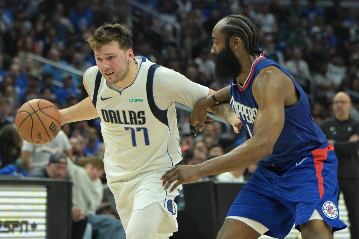 El jugador de los Mavericks de Dallas Luka Doncic trata de pasar la marca de James Harden, de los Clippers, en el partido de playoff celebrado el 21 de abril de 2024 en Los Angeles.