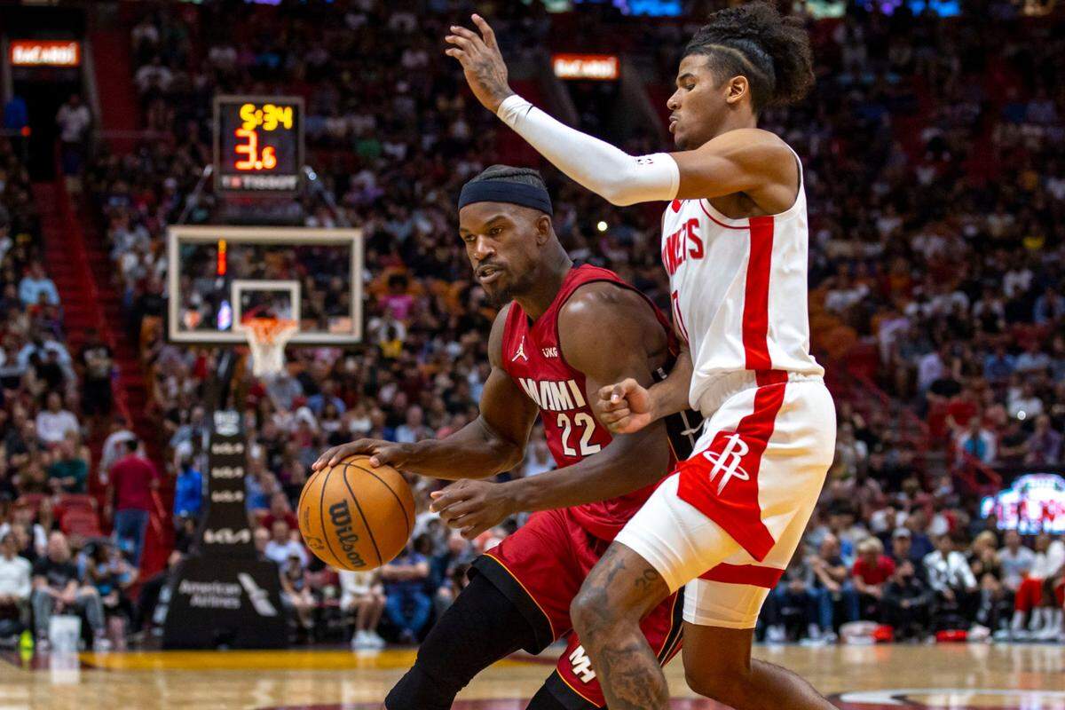 El delantero del Heat Jimmy Butler entra al aro ante la marca de Jalen Green, de los Rockets de Houston, en el partido celebrado el 7 de marzo de 2022 en Miami.