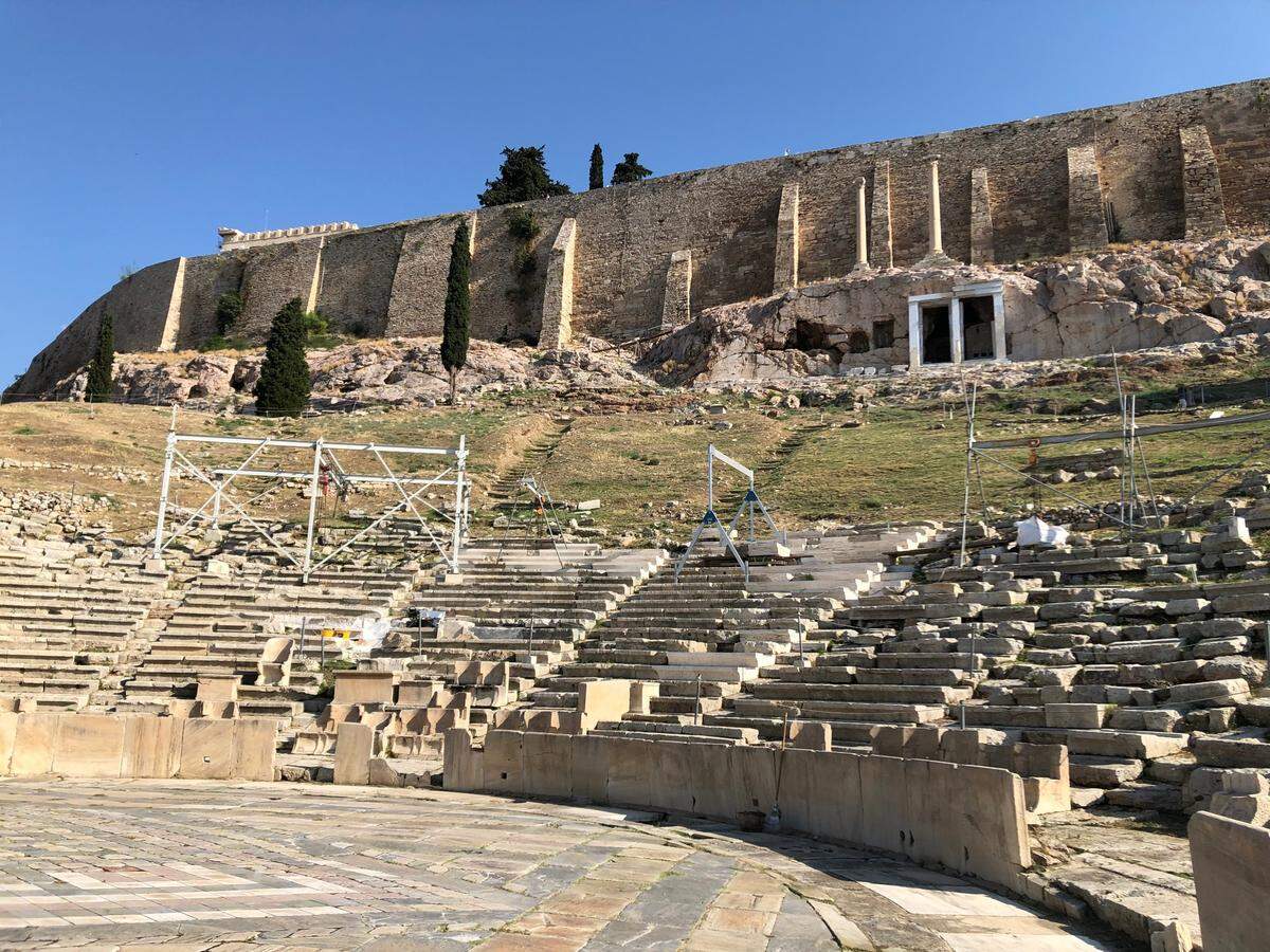El Teatro de Dioniso fue el mayor teatro de la antigua Grecia, situado en la parte oriental de la vertiente sur de la Acrópolis de Atenas.