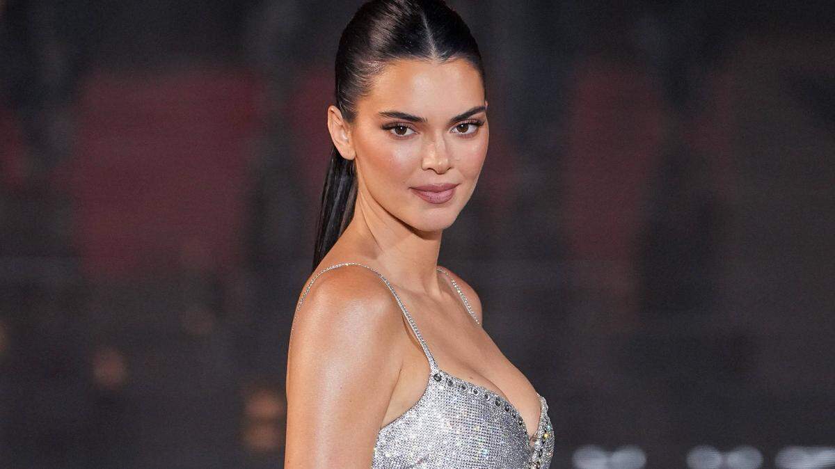 Kendall Jenner walking the runway during the “Le Defile - Walk Your Worth” - 6th L’Oreal Show as part of Paris Fashion Week at the Eiffel Tower on October 01, 2023 in Paris, France.//03VULAURENT_2023FW09VU_03105/Credit:Laurent VU/SIPA/2310020026 (Photo by Laurent VU/SIPA/Sipa USA)