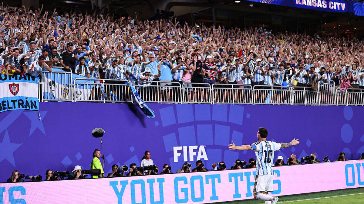 El astro de Argentina Lionel Messi celebra con los aficionados tras marcar un gol ante Argelia, en el partido del Grupo J efectuado el 16 de junio de 2026 en Kansas City.