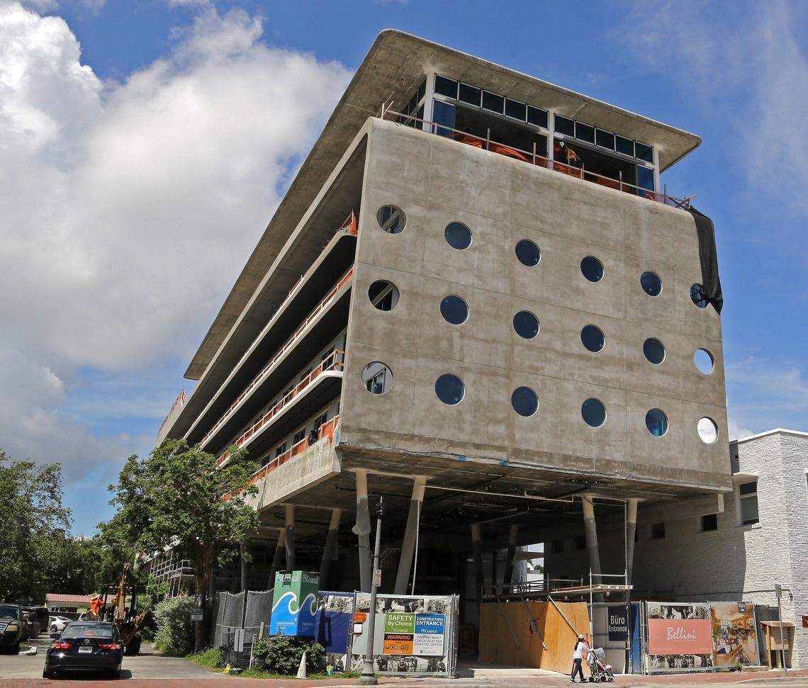 Ahora está en construcción detrás de las tiendas un hotel sobre pilotes que llevará la marca Mr. C, en el 2994 McFarlane.