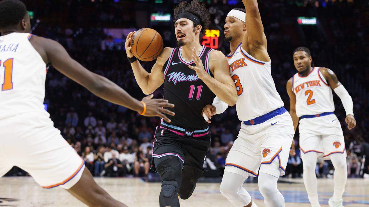 El alero del Heat, Jaime Jáquez Jr. (11), dribla alrededor del base de los Knicks, Josh Hart (3), durante la primera mitad del partido de la NBA celebrado el 17 de noviembre de 2025 en el Kaseya Center, en Miami, Florida.