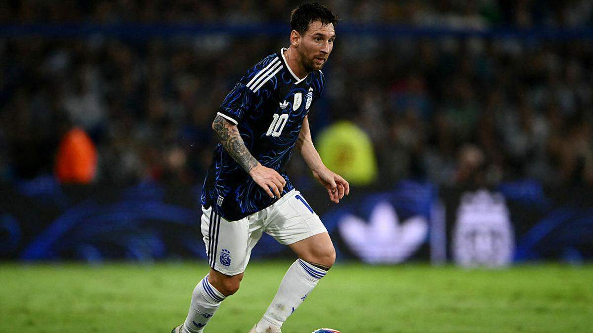 El entrenador de la selección argentina, Lionel Scaloni, dijo que las primeras noticias respecto a la lesión de Lionel Messi de cara al Mundial no son tan malas, aunque se mostró preocupado por la situación física de otros jugadores importantes de la Albicelest